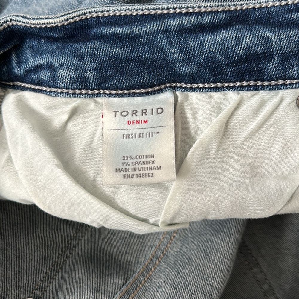 Torrid Mid-Rise Skinny Jeans size 26 - Picture 8 of 16